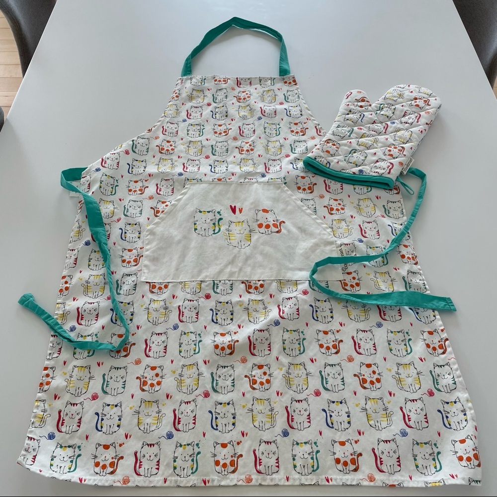 NWOT Cooksmart Cat Print Apron and Oven Mitt Set